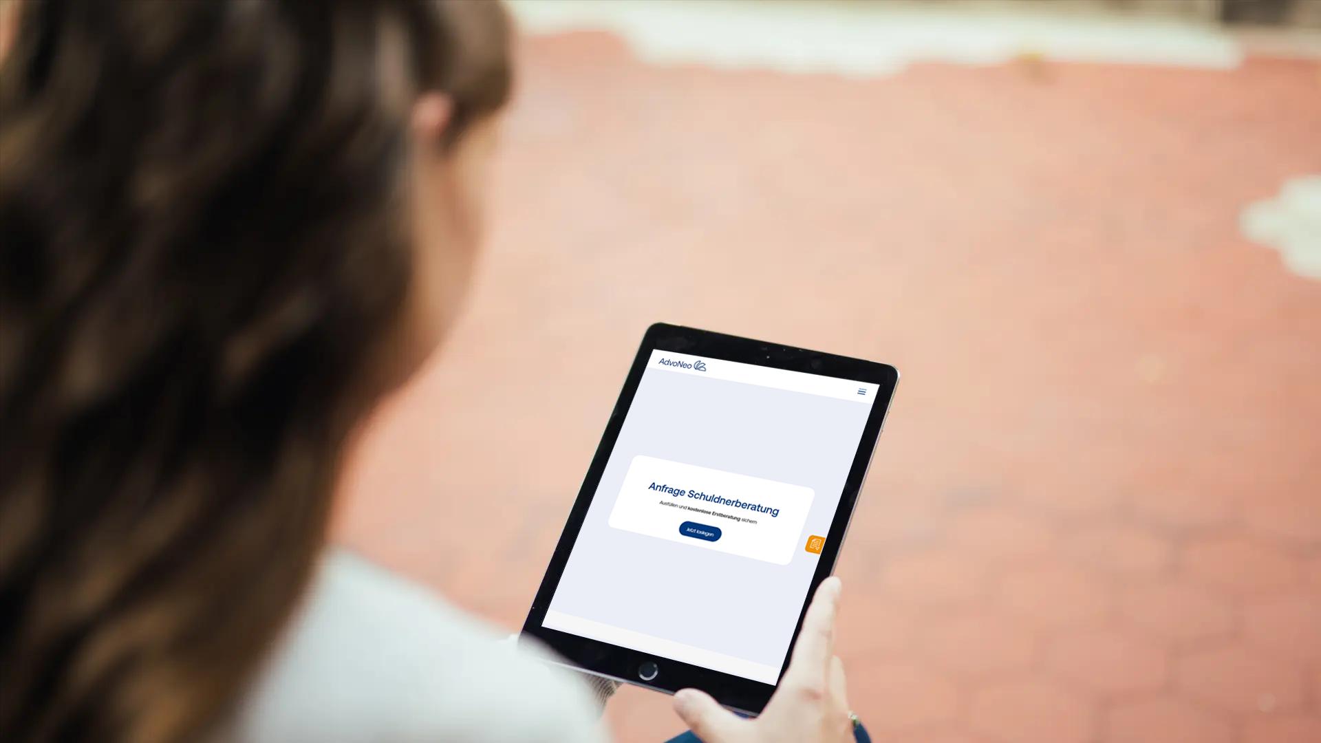 Mandantin füllt das AdvoNeo Kontaktformular aus. AdvoNeo hilft bei Schulden