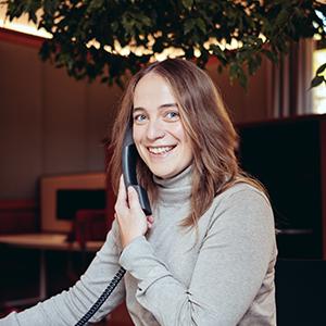 telefonierende AdvoNeo Mitarbeiterin