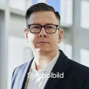 Mann 49 Jahre lächelt in die Kamera