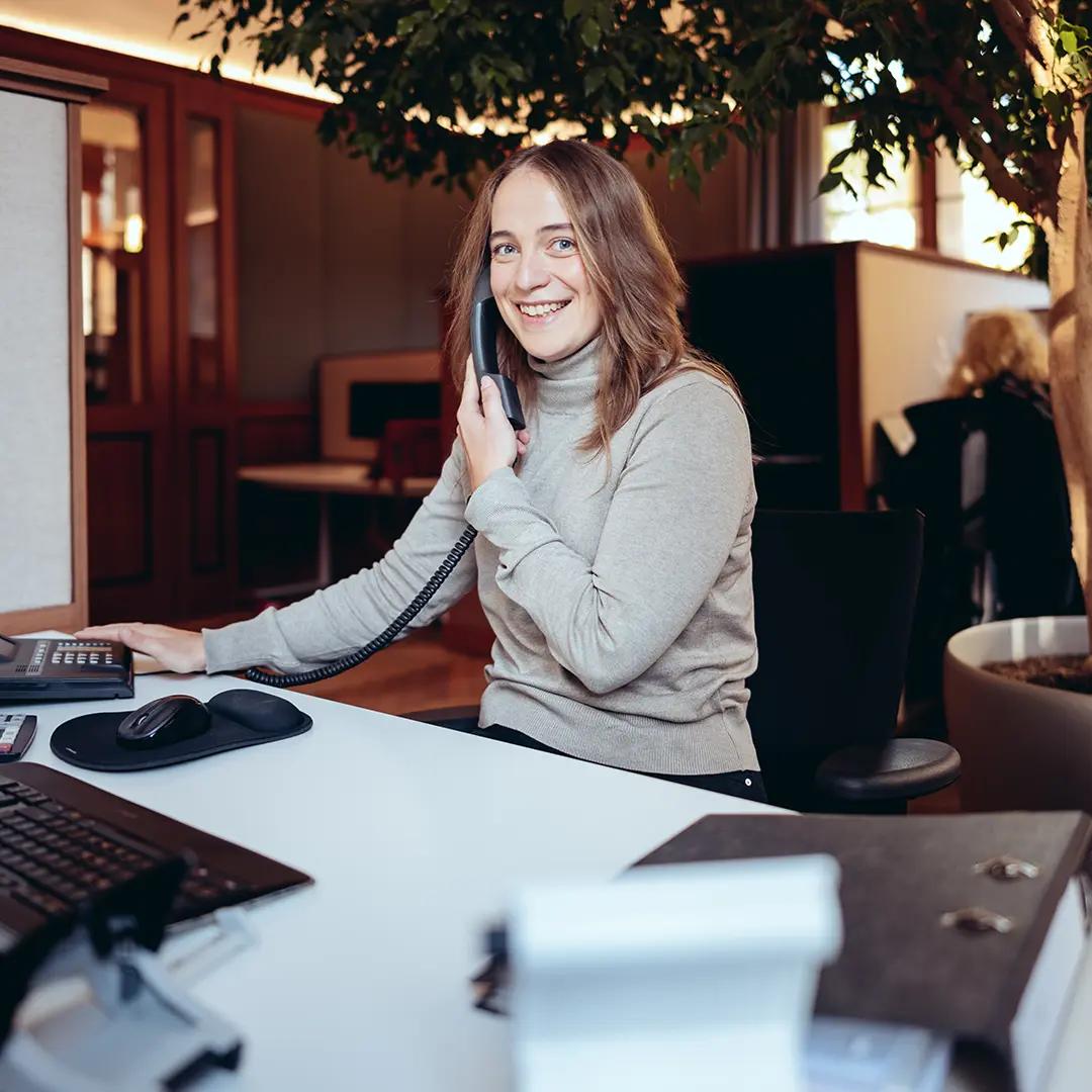 mitarbeiterin-von-advoneo-am-Telefon-beantwortet-Fragen-von-Mandaten
