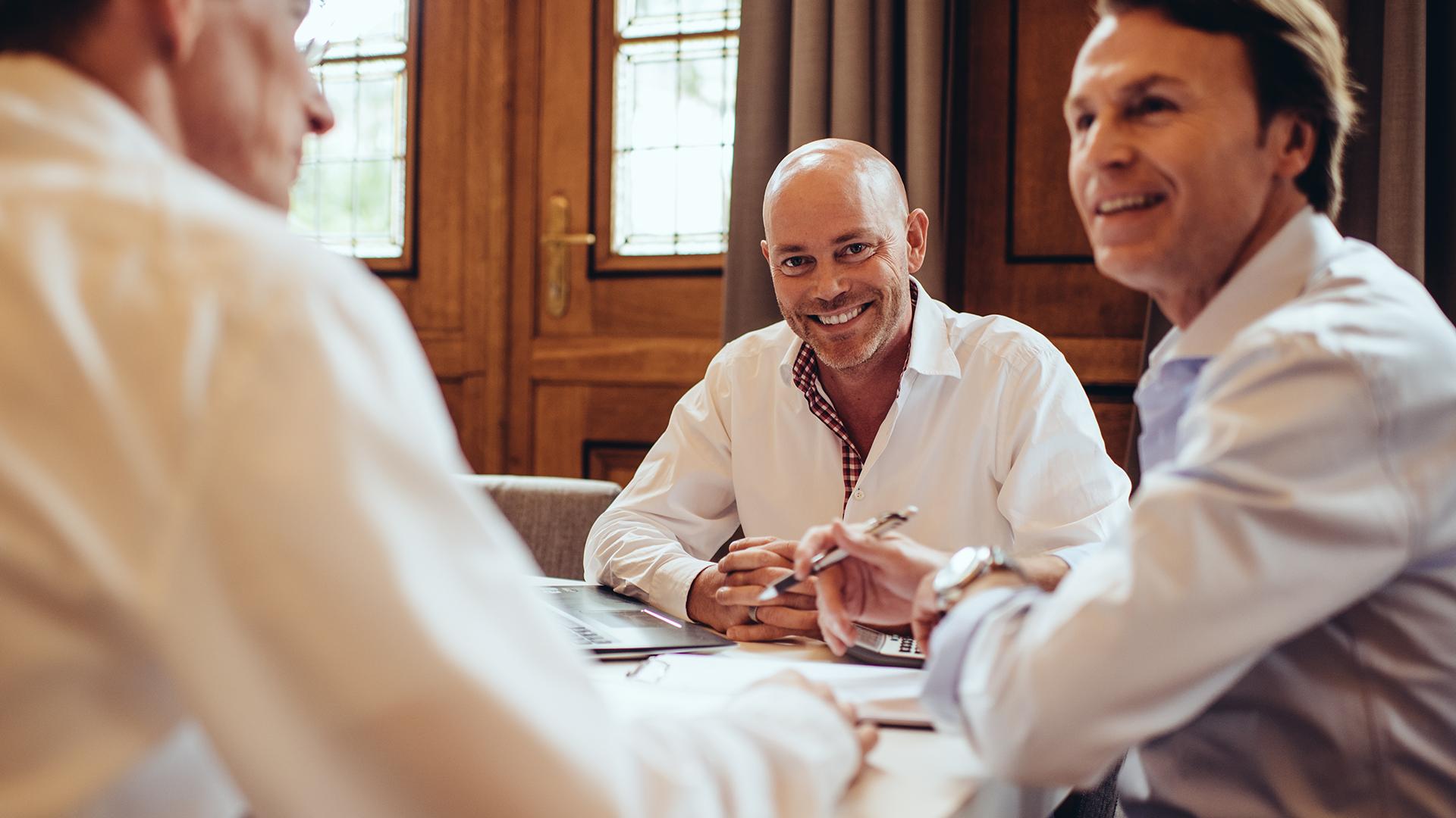 Gruppengespräch AdvoNeo positive Erfahrungen glückliche Mandanten
