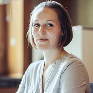 lächelnde AdvoNeo Mitarbeiterin