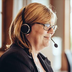 telefonierende AdvoNeo Mitarbeiterin