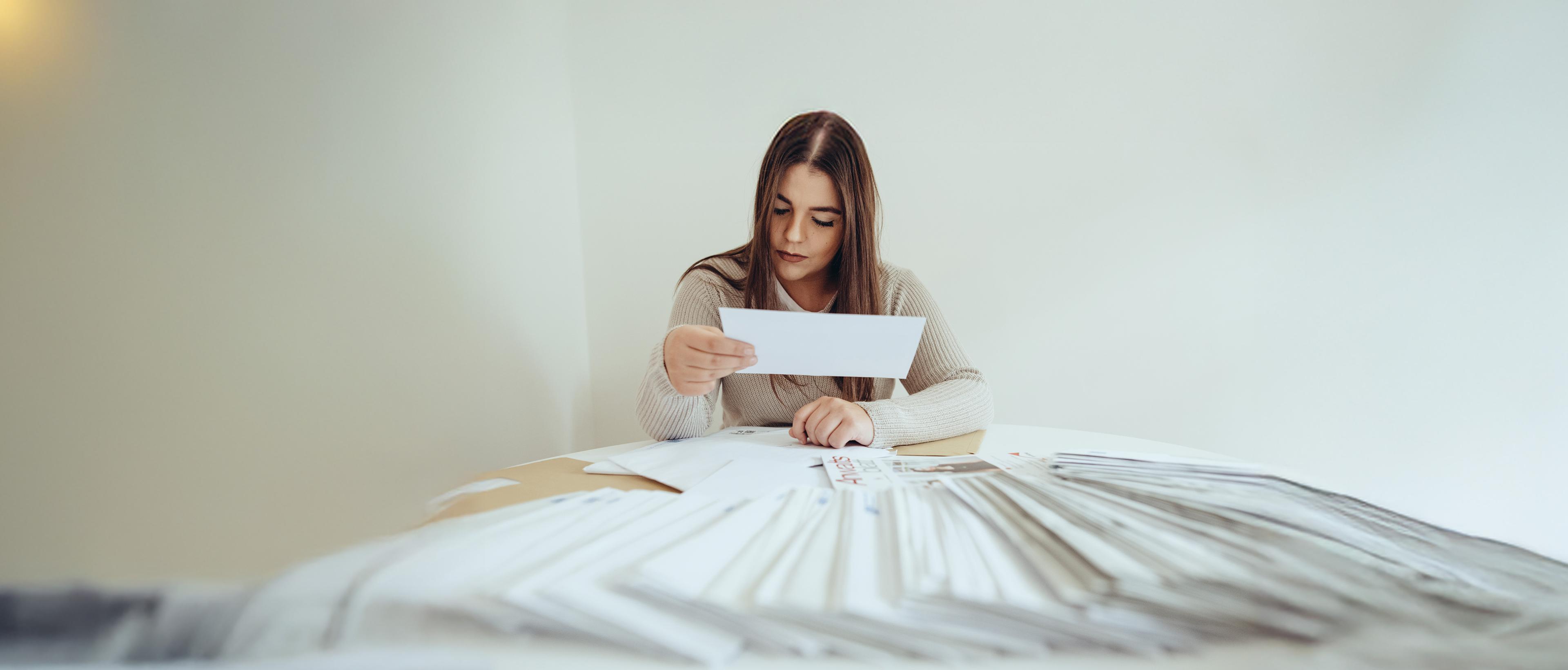 Kontopfändung Frau macht sich Sorgen um Rechnungen