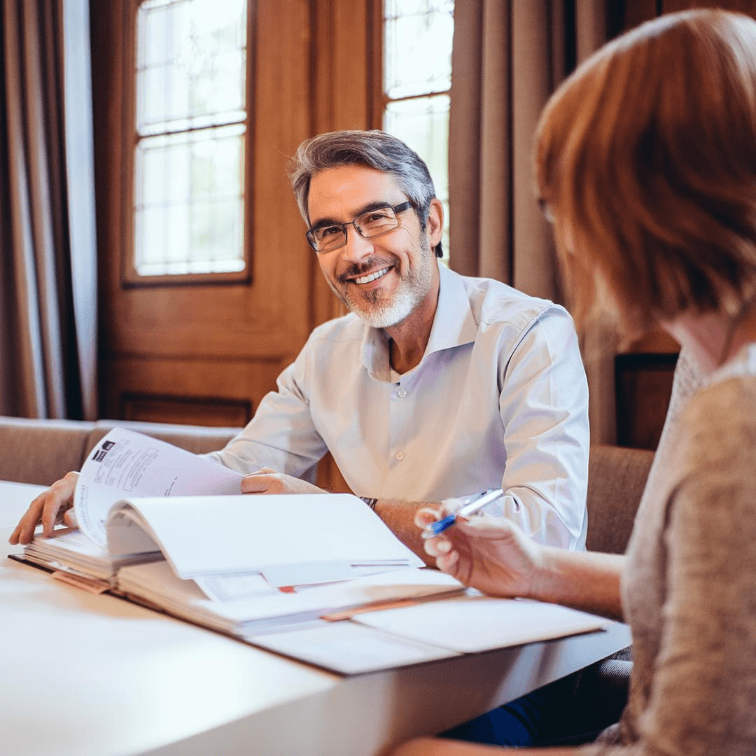 AdvoNeo Experte erklärt Mandantin den Ablauf