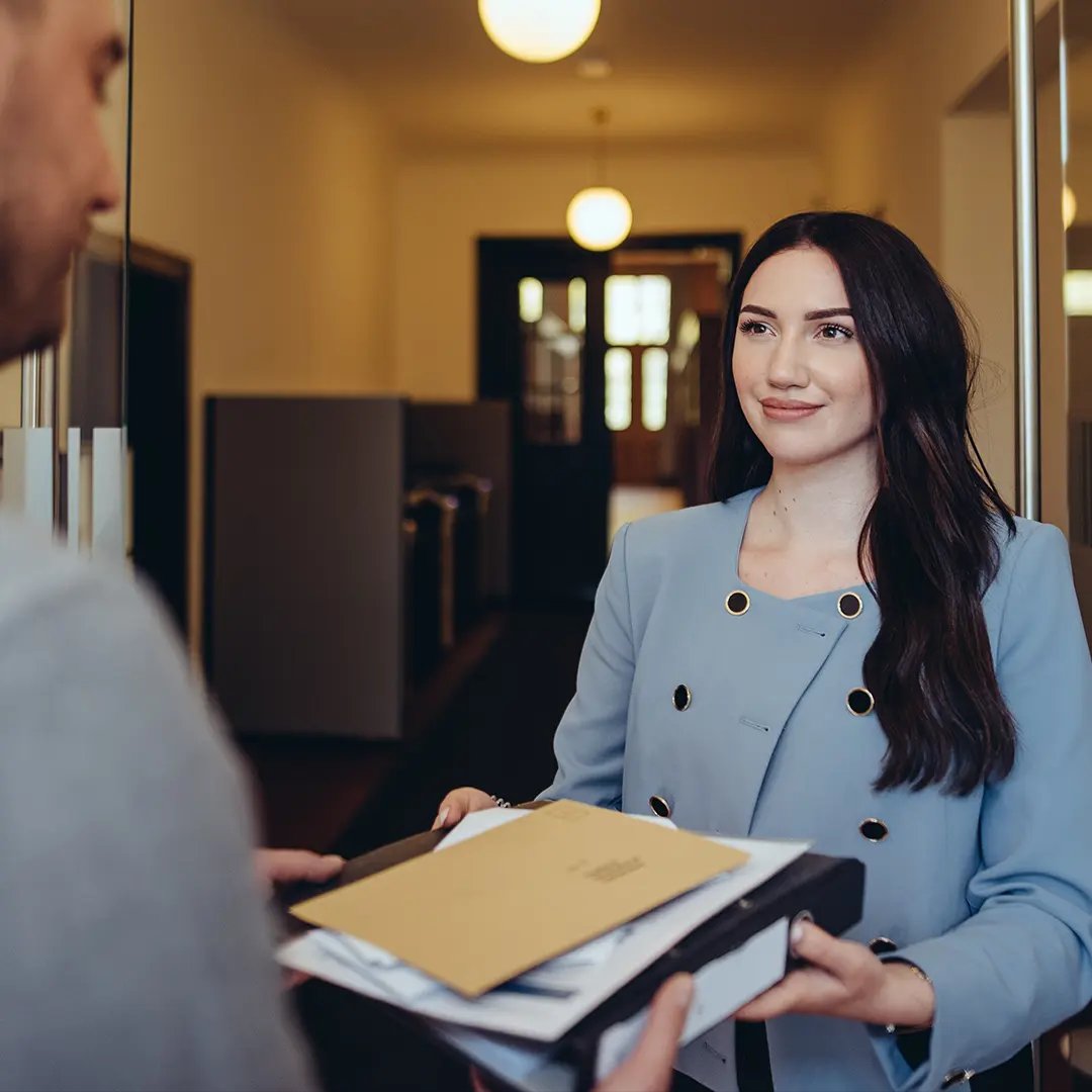 AdvoNeo Mitarbeiterin nimmt die Post an