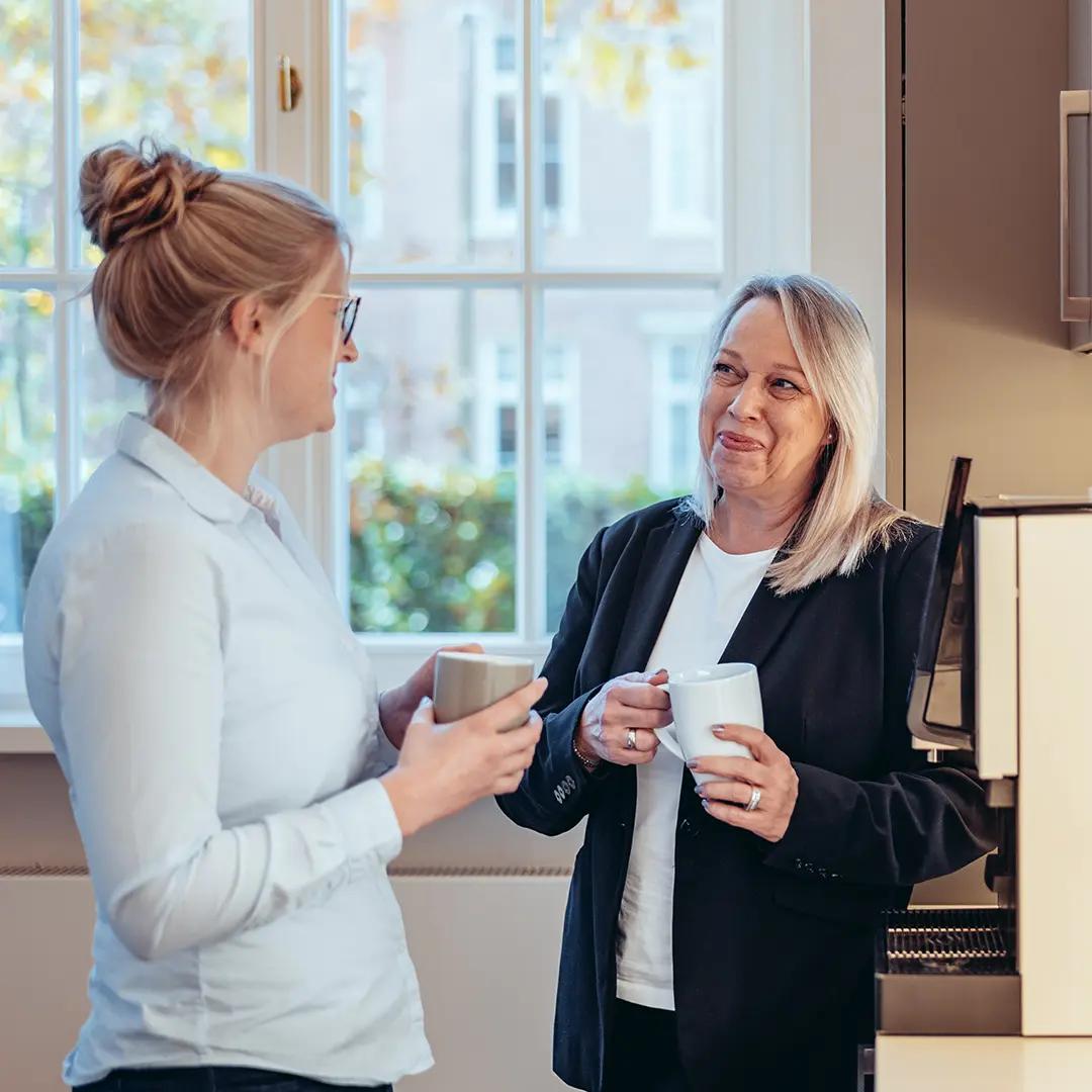 AdvoNeo-Mitarbeiterinnen-trinken-Kaffee-in-der-Kueche