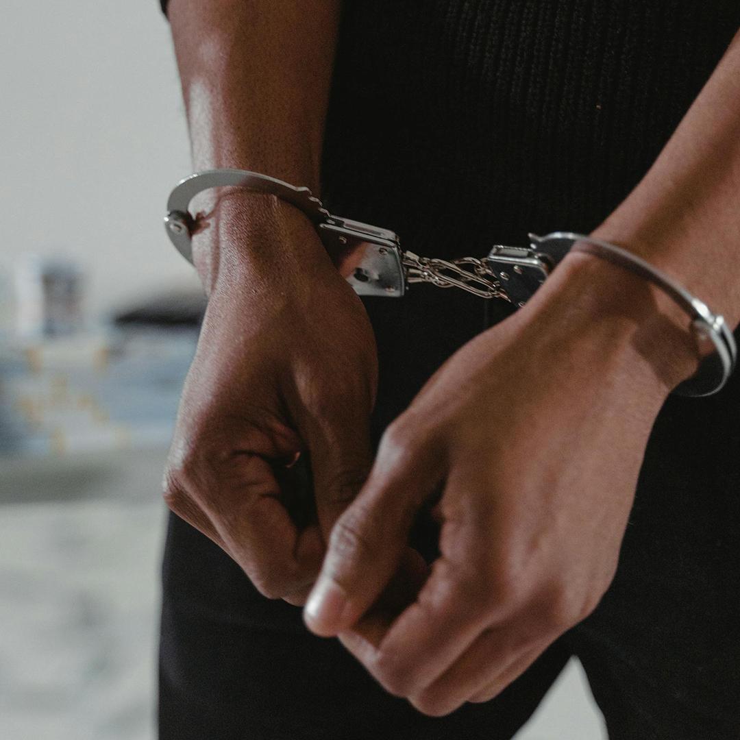 Handschellen: Ersatzfreiheitsstrafe mit Haftbefehl bei unbezahlter Geldstrafe