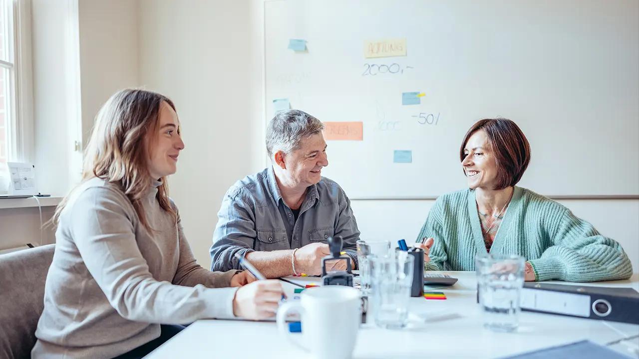 AdvoNeo Mitarbeiter und Mitarbeiterinnen bei einer Gruppenarbeit
