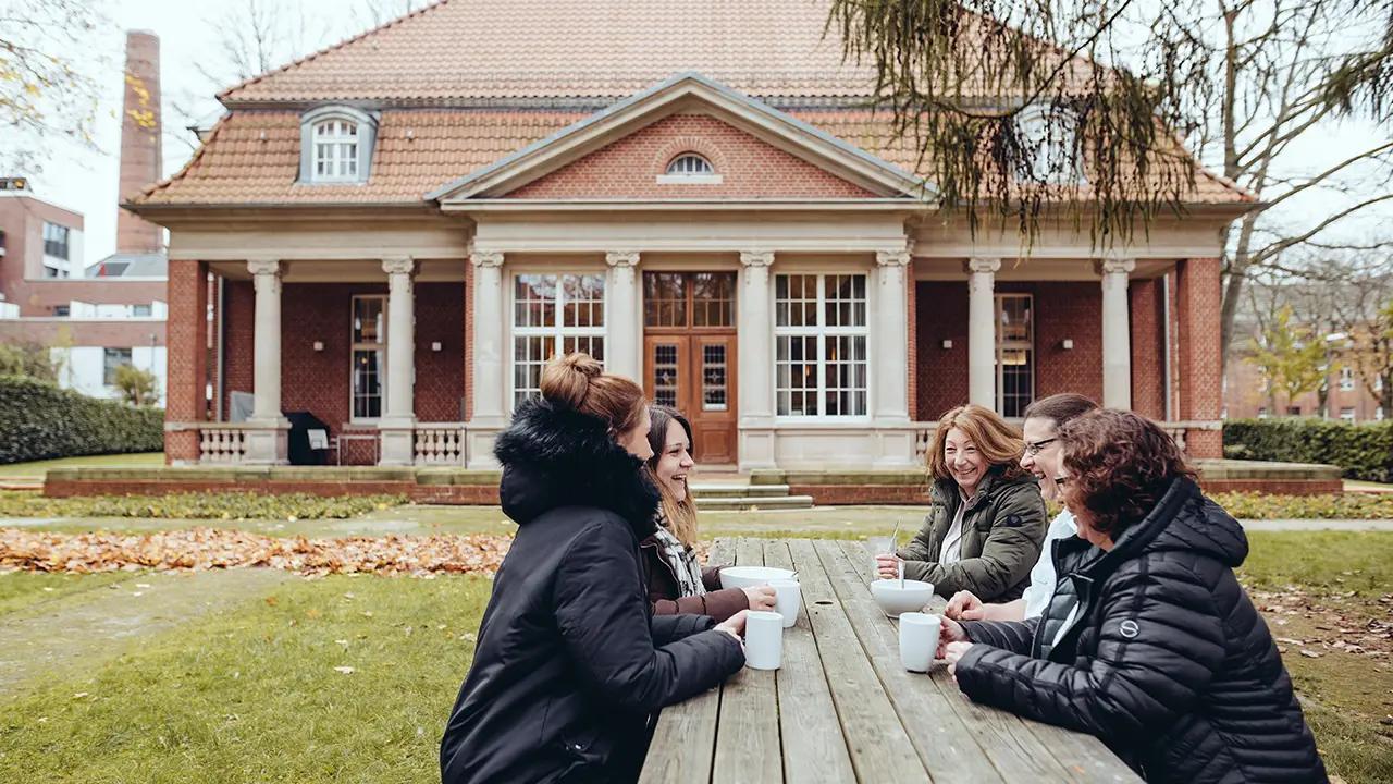 AdvoNeo Mitarbeiterinnen und Mitarbeiter gemeinsam bei der Pause