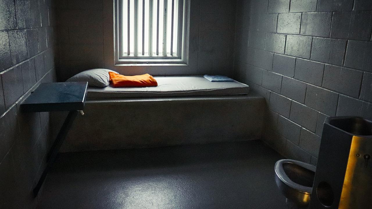 Haftbefehl wegen verweigerter Vermögensauskunft beim Gerichtsvollzieher: Gefängniszelle