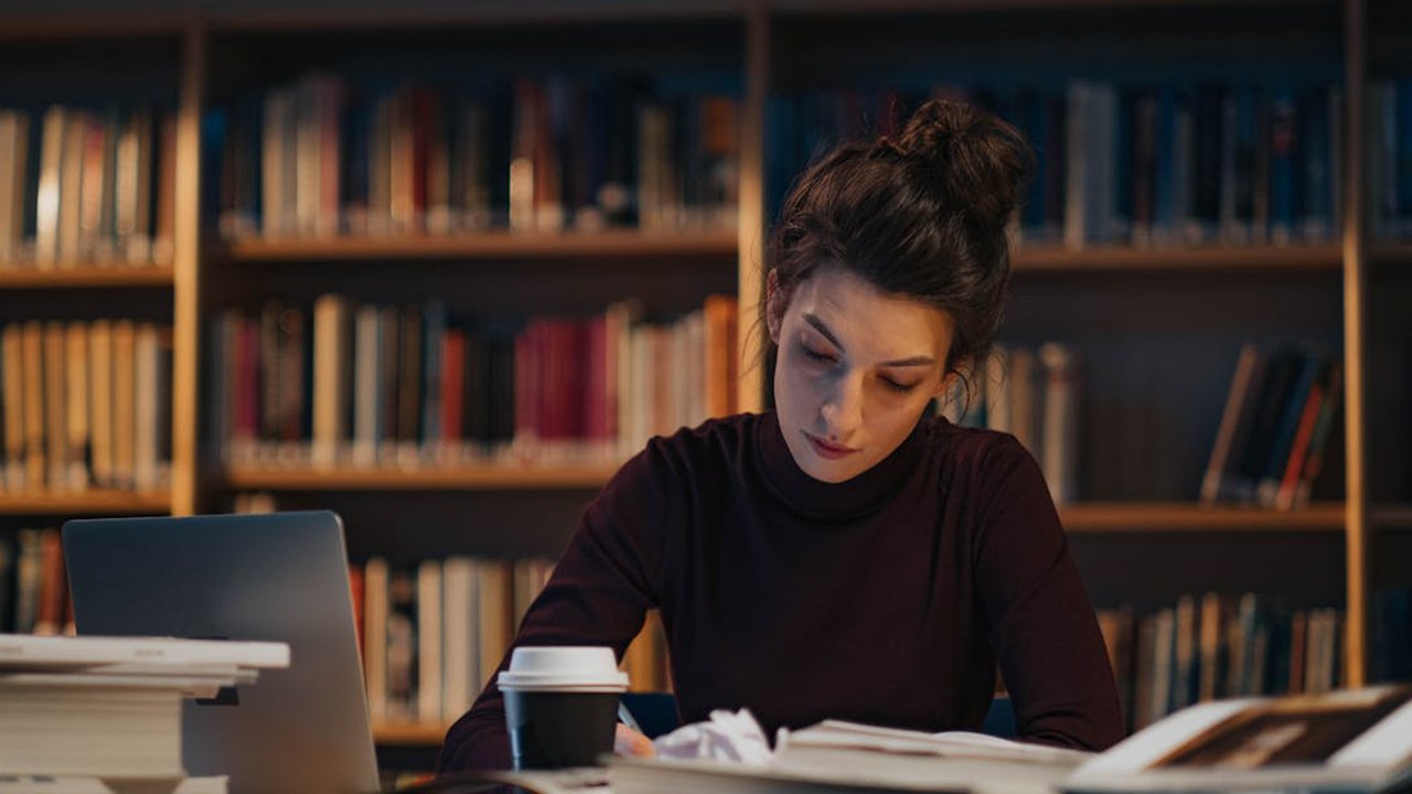BAföG Schulden Studentin in Bibliothek