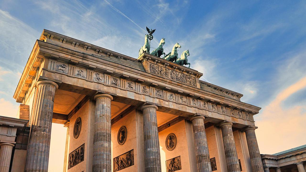 Brandenburger Tor (Symbolbild): Auswandern mit Schulden - die Rückkehr nach Deutschland kann Konsequenzen haben!