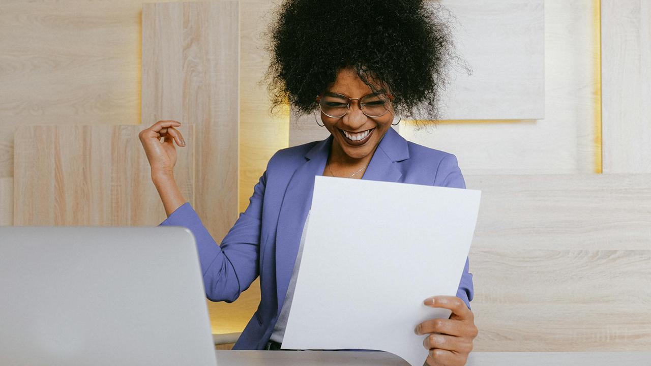 Lächelnde Frau Laptop Dokument Gläubigerliste