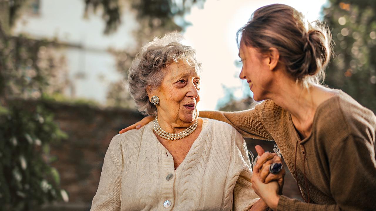 Pflegegeld pfändbar_pflegebedürftige Person und pflegende Angehörige
