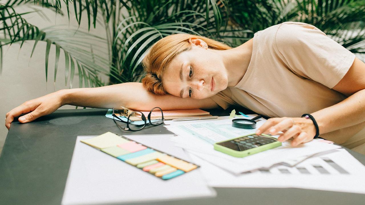 SCHUFA Löschfristen Daten Frau mit Dokumenten