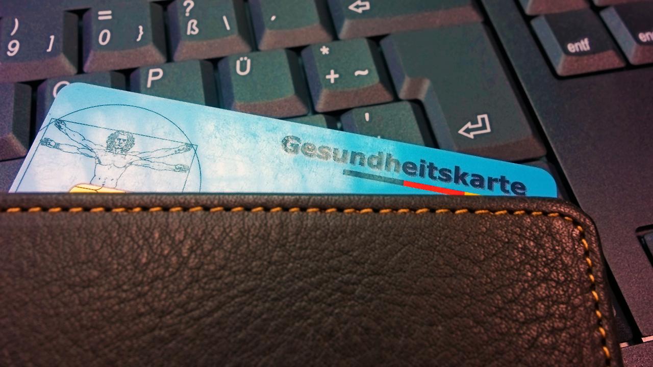 Schulden bei der Krankenkasse (Symbolbild): Versichertenkarte. AdvoNeo hilft bei Schulden