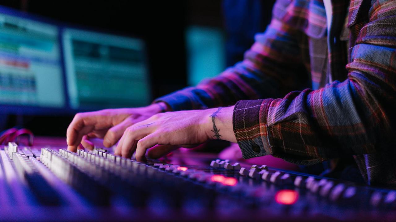 Symbolbild Rundfunkbeitrag Mischpult Radio