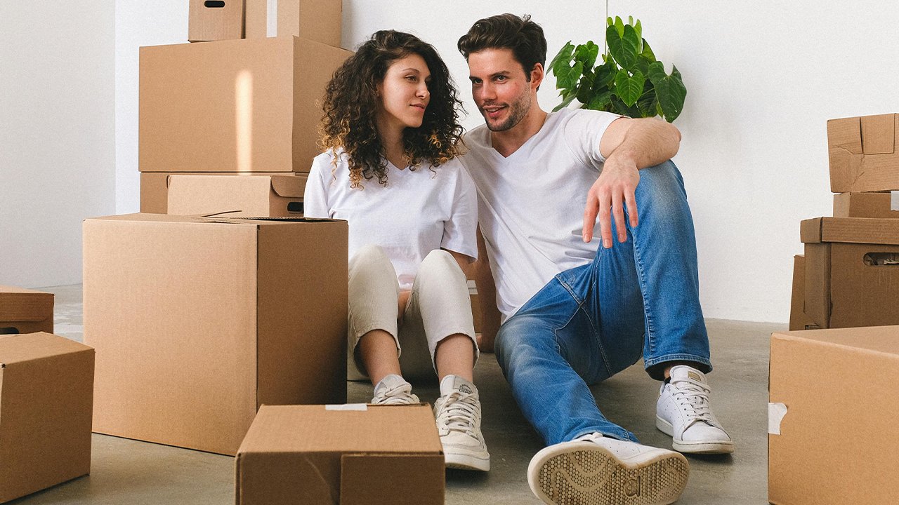 Umzug bei Privatinsolvenz Paar mit Umzugskartons