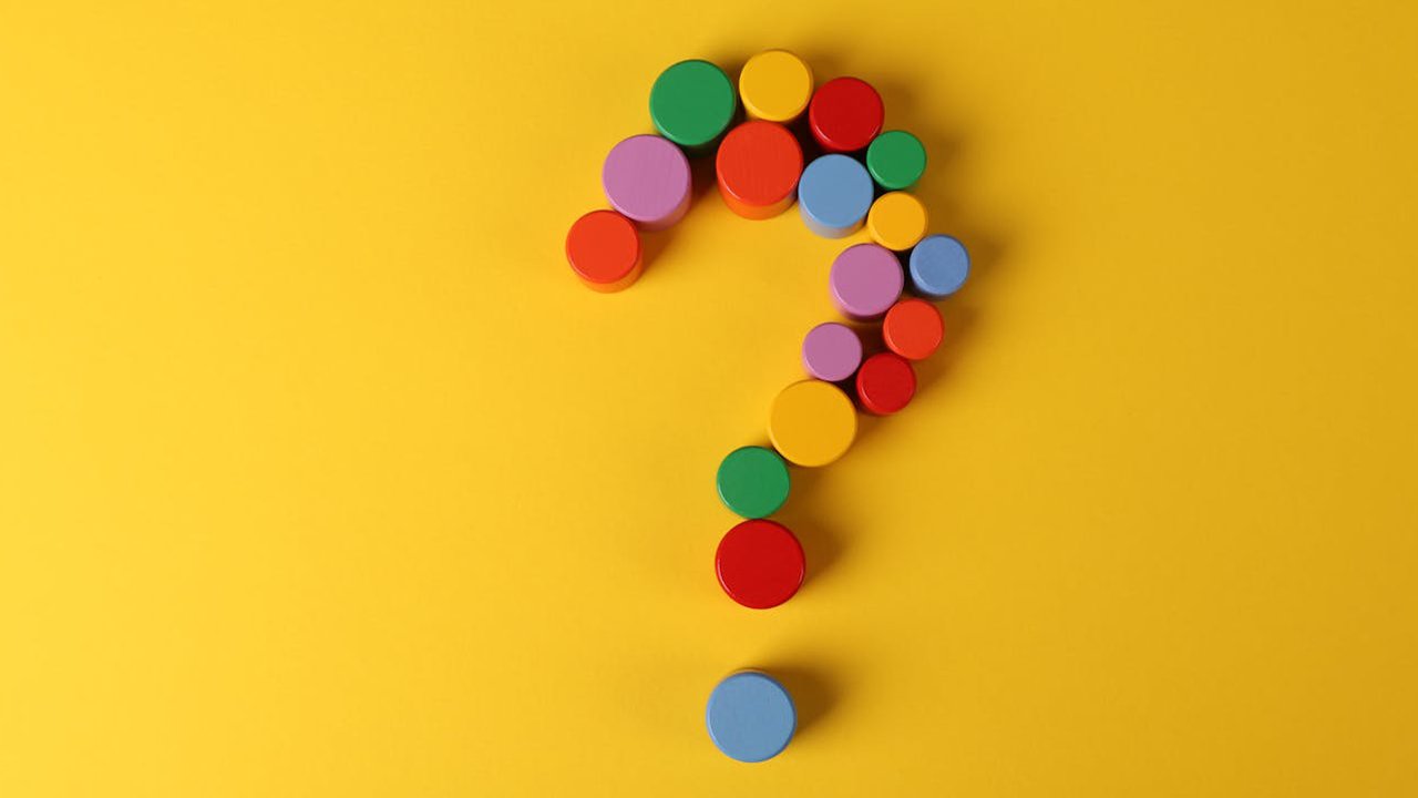 FAQ buntes Fragezeichen (Symbolbild) wichtige Fragen Zwangsvollstreckung