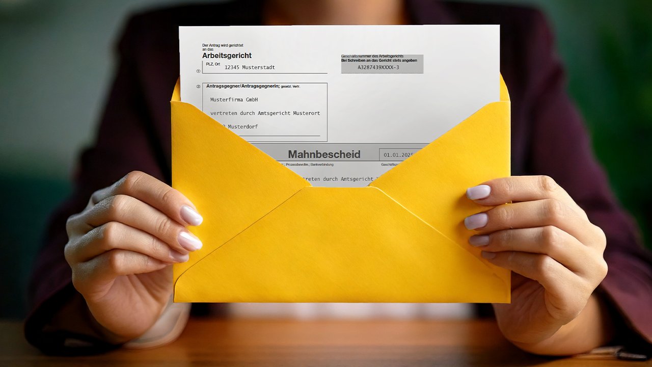 Mahnbescheid in gelbem Umschlag Muster Beispiel, Person hält Brief in der Hand