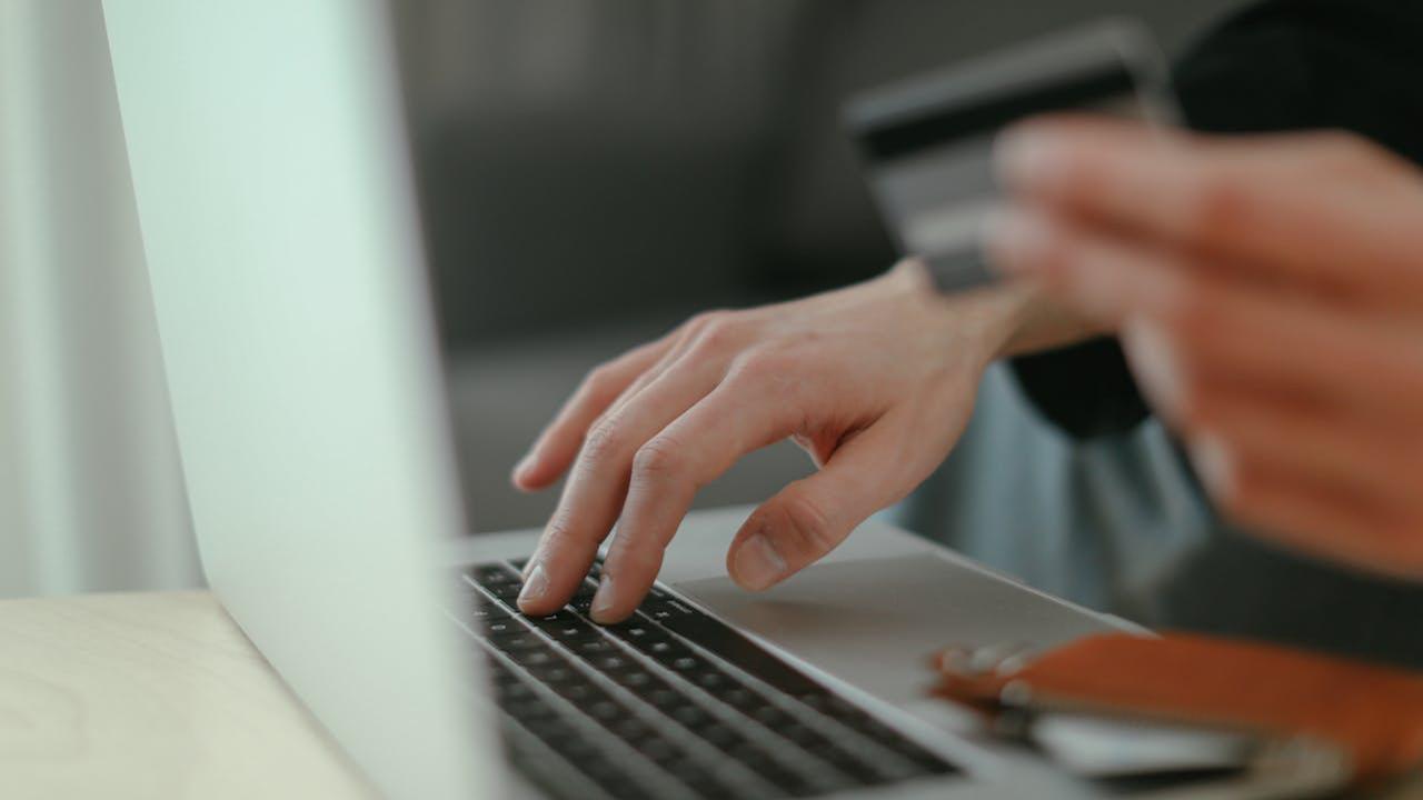 Laptop Überweisung Onlinebanking Schulden vermeiden