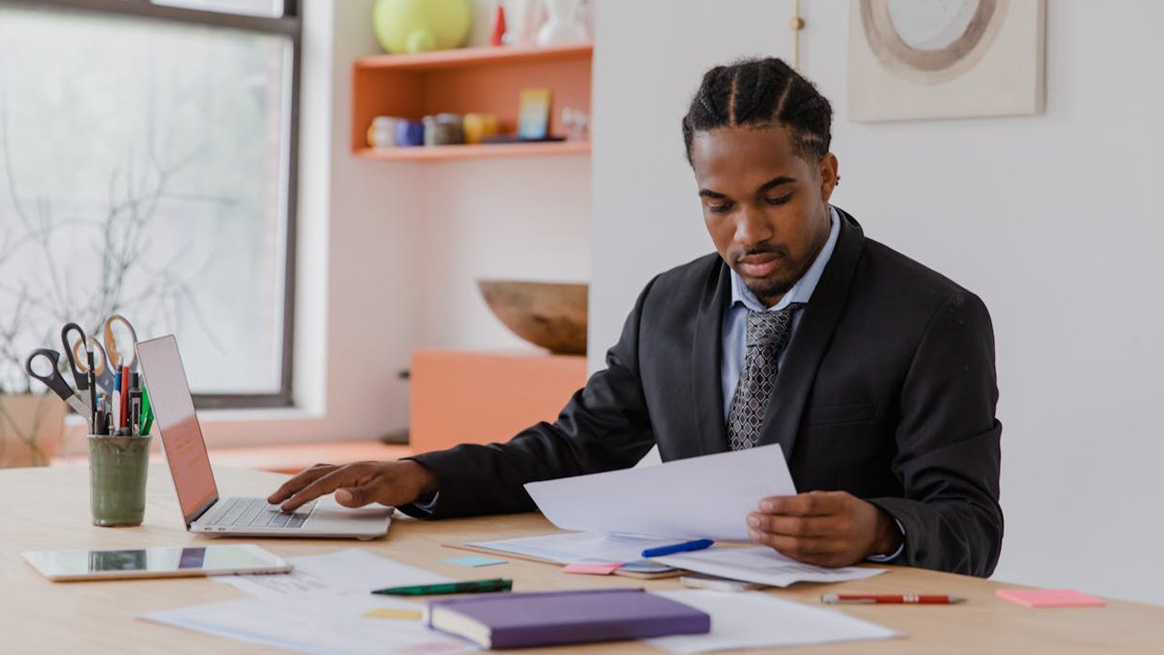 Ist der Lohnsteuerjahresausgleich pfändbar? - Mann mit Dokument