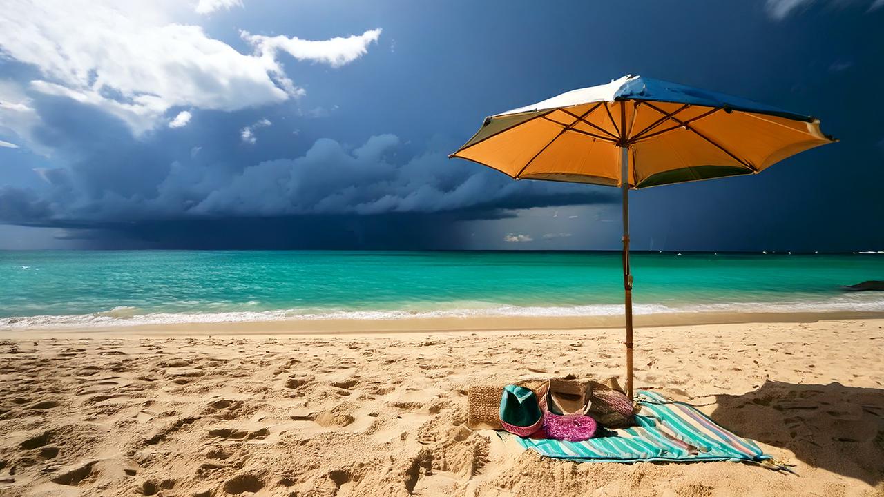Mahnbescheid im Urlaub: Dunkle Wolken am Strand ziehen auf