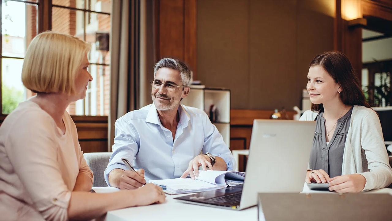 Mitarbeiter im Gespräch AdvoNeo Experte Hilfe bei Schulden