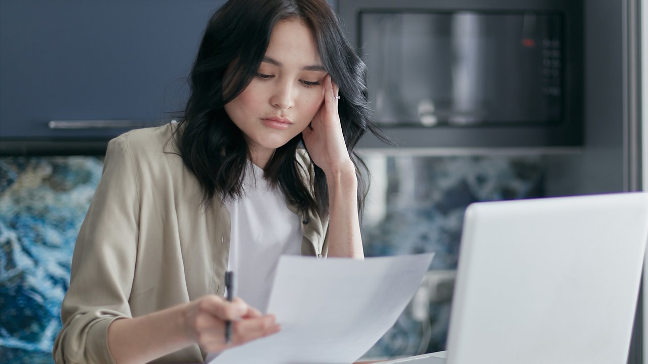 Pfändungs Überweisungsbeschluss Frau mit Dokument - AdvoNeo hilft bei Schulden