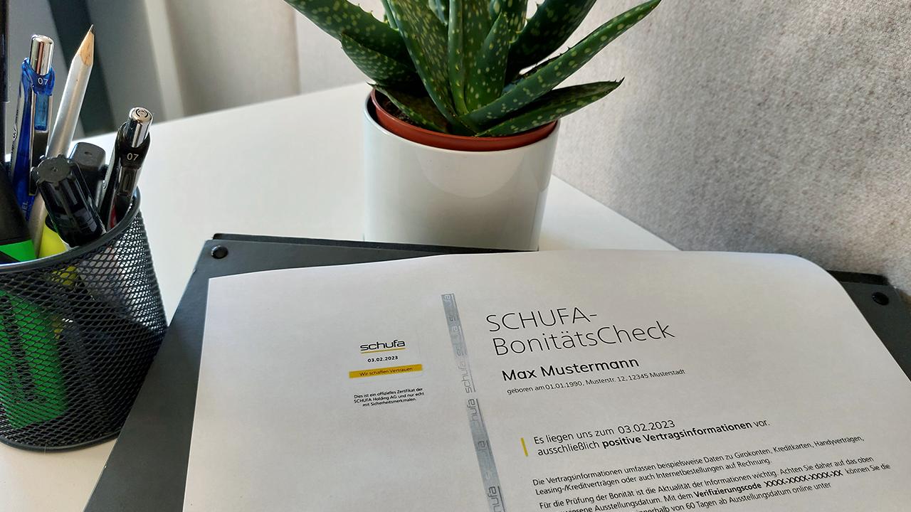 SCHUFA Auskunft ausgedruckt auf Schreibtisch