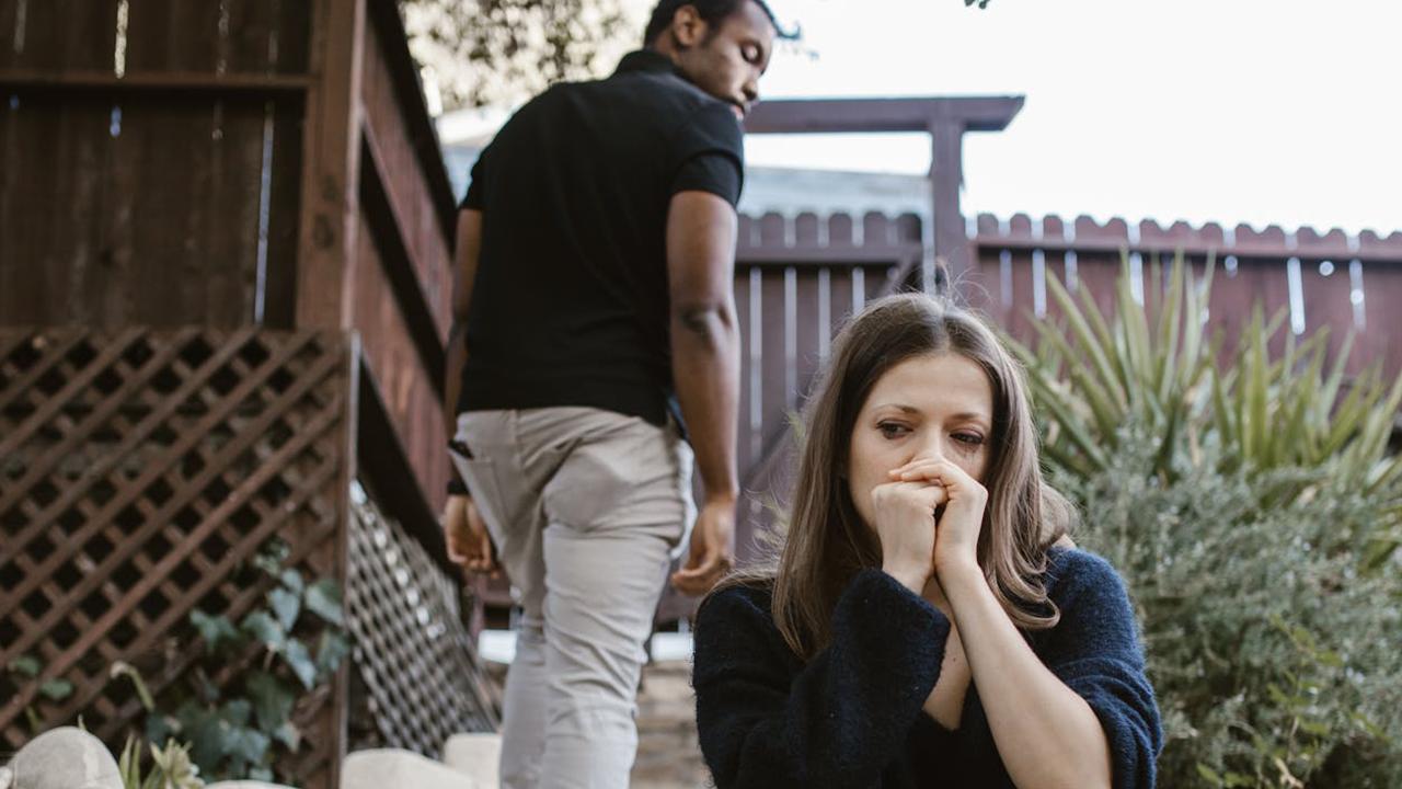 Schulden bei Scheidung getrennt lebendes Paar (Symbolbild): Mann verlässt Frau