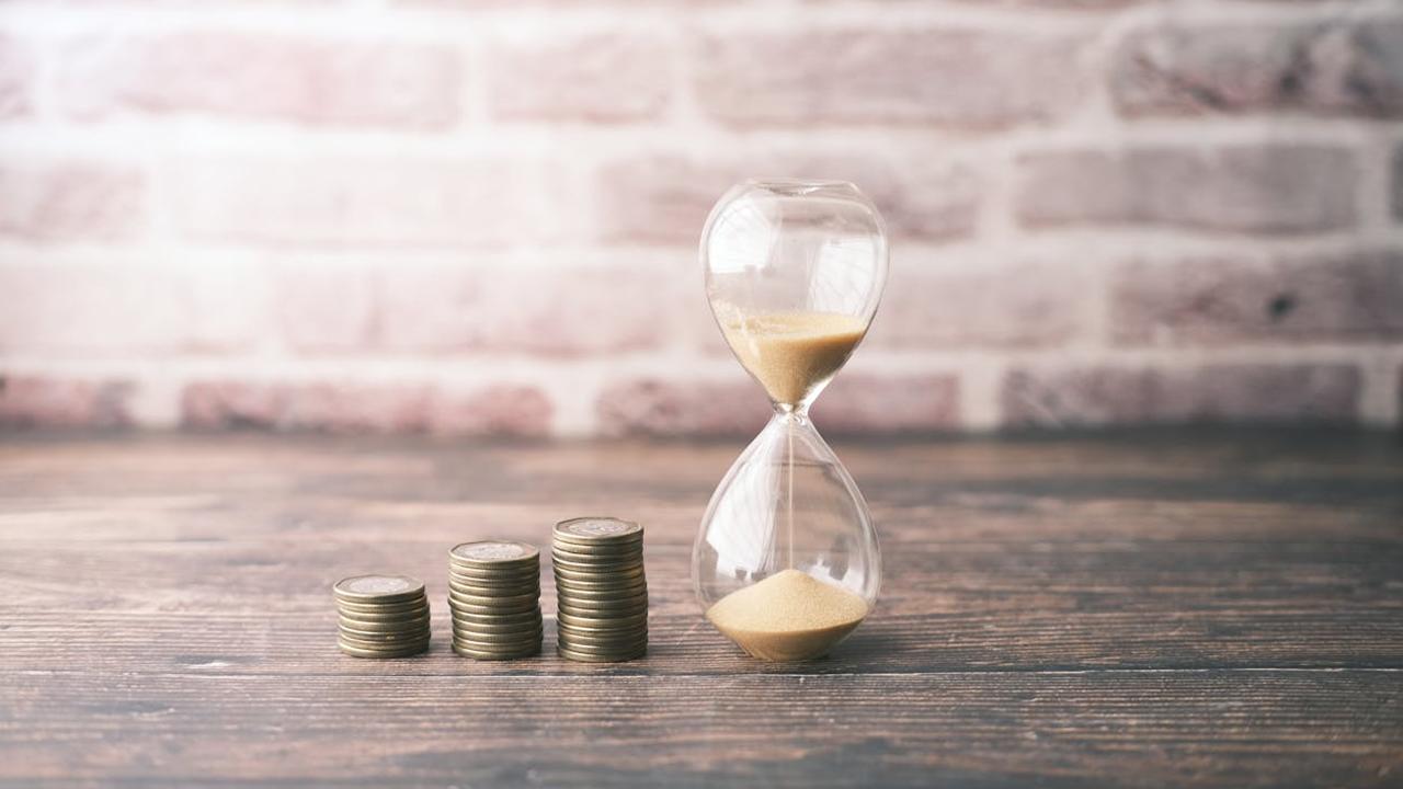 Stundung Ratenzahlung Steuerschulden Sanduhr Münzen