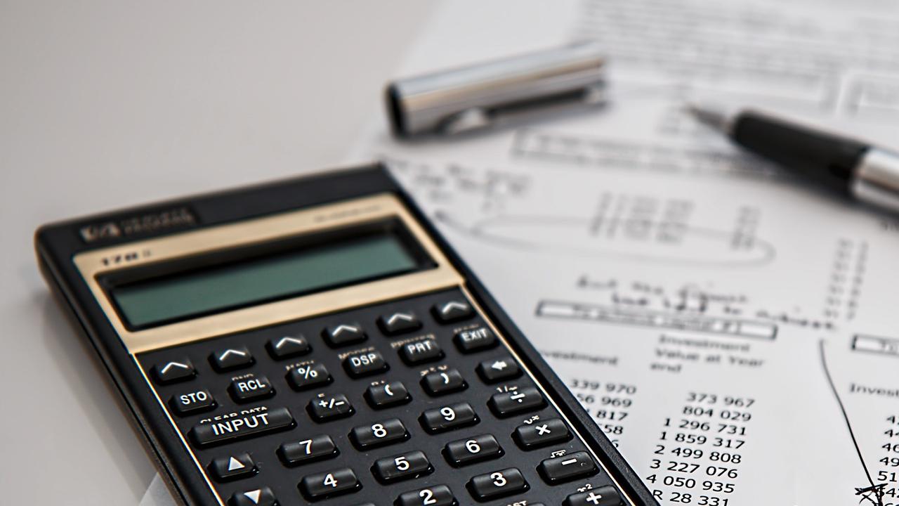 Taschenrechner Dokumente (Symbolbild) - Schulden Lohnsteuerjahresausgleich