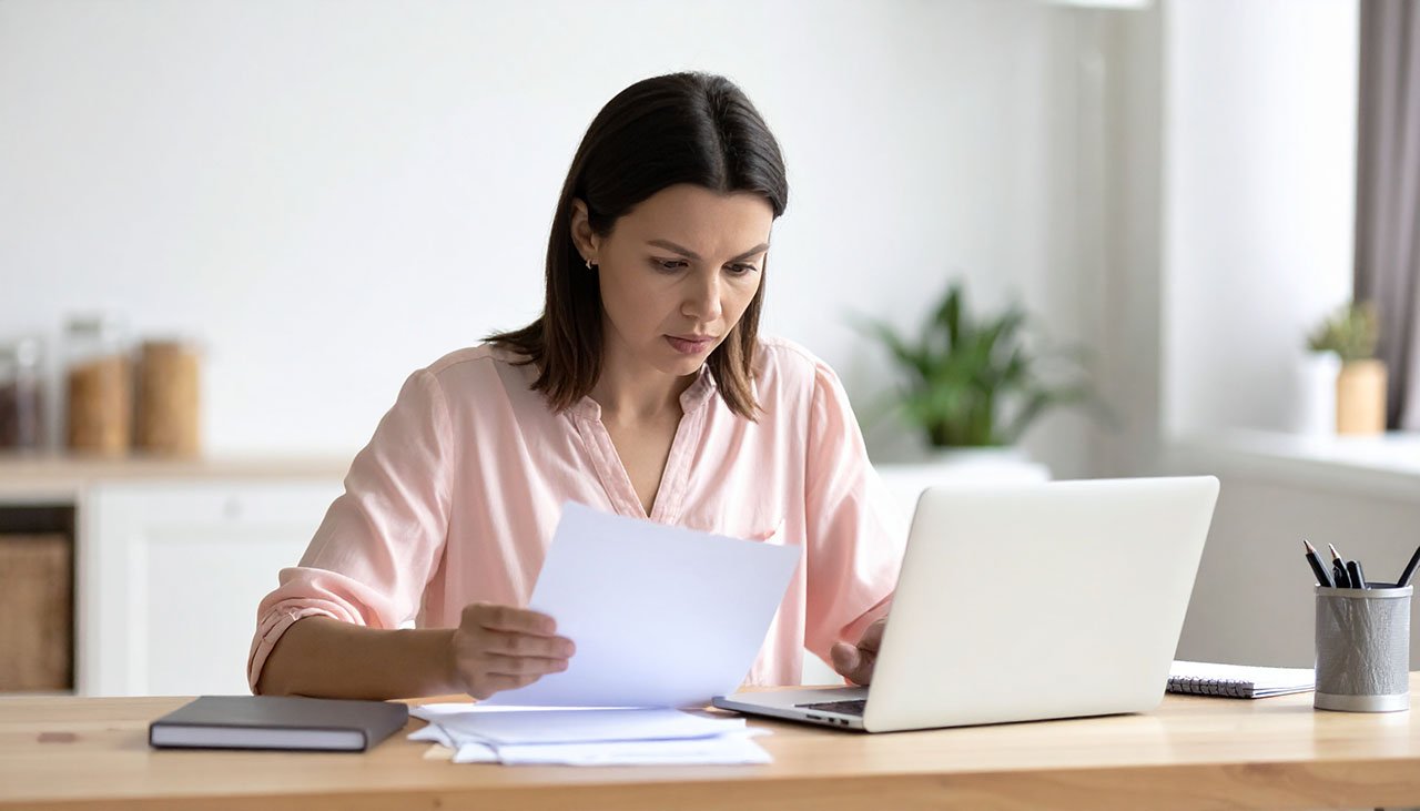 Person prüft Steuerbescheid mit Sorge – Thema Lohnsteuerjahresausgleich und mögliche Pfändung - AdvoNeo Schuldnerberatung