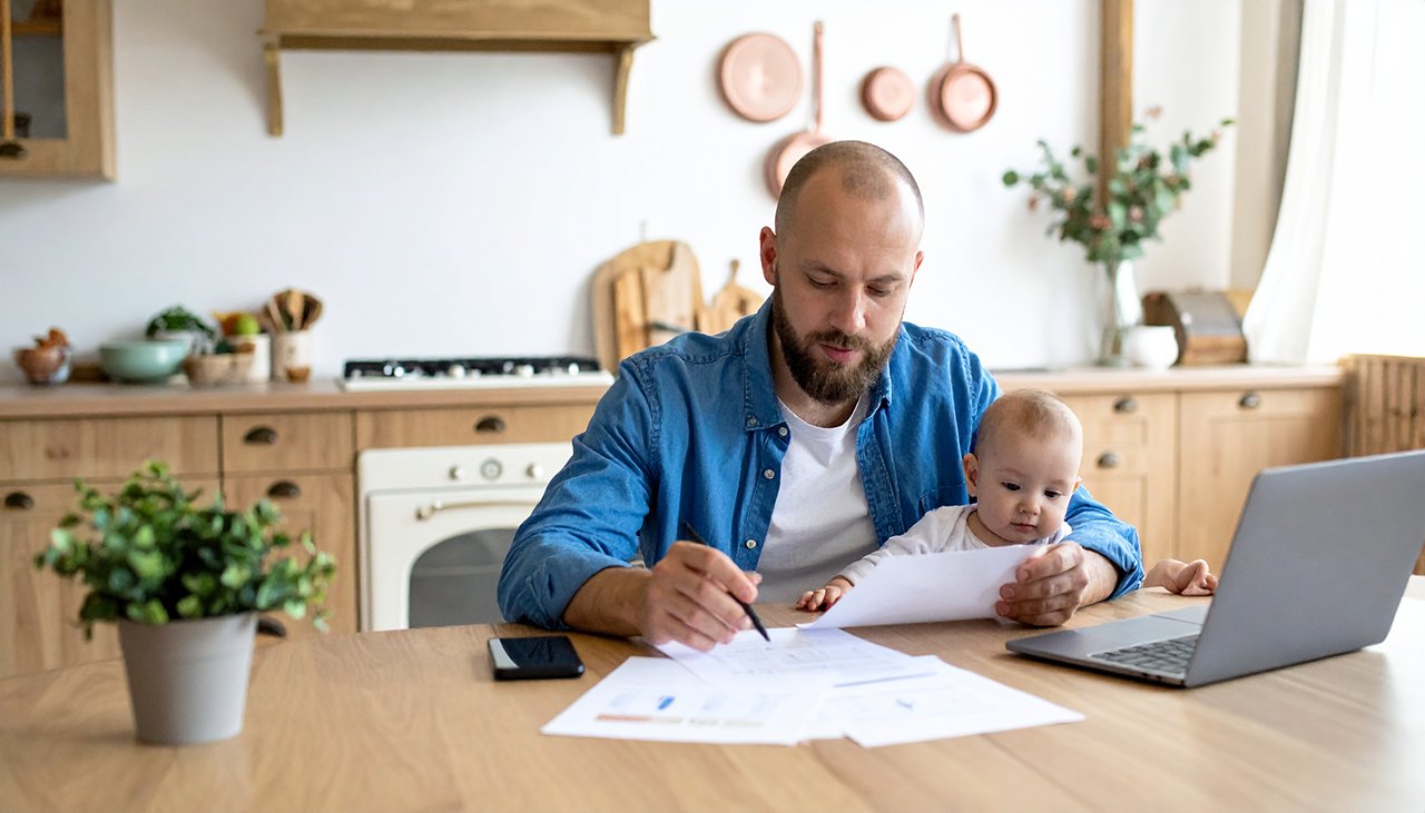 „Vater mit Baby am Küchentisch prüft Unterlagen zu Unterhaltszahlungen gemäß Düsseldorfer Tabelle – Familienalltag und finanzielle Verantwortung.