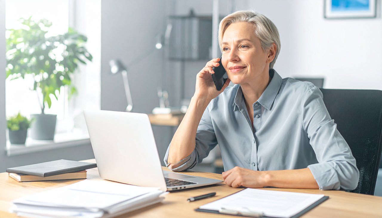 Ruhiges Gespräch über Gerichtsvollzieher-Termin – AdvoNeo Schuldnerberatung hilft bei Lösungen
