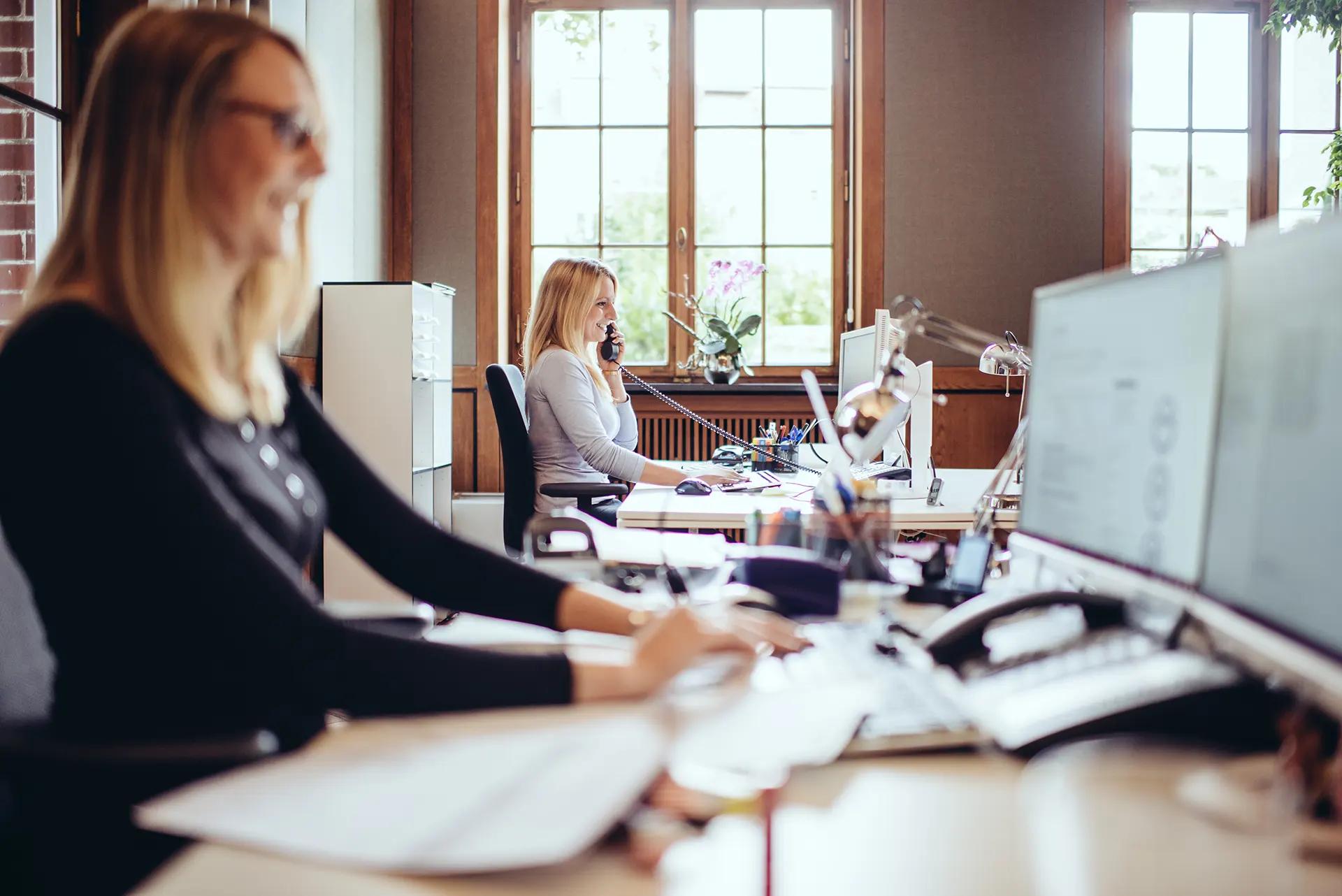 AdvoNeo Team im Büro - Mitarbeiterinnen bei Mandantenbetreuung und Telefonberatung