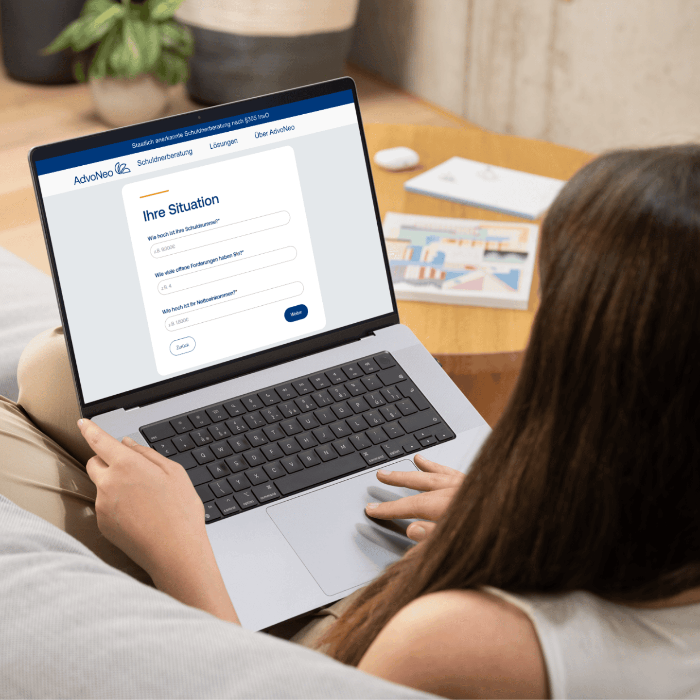 Frau stellt Anfrage an AdvoNeo bequem am Laptop von zu Hause