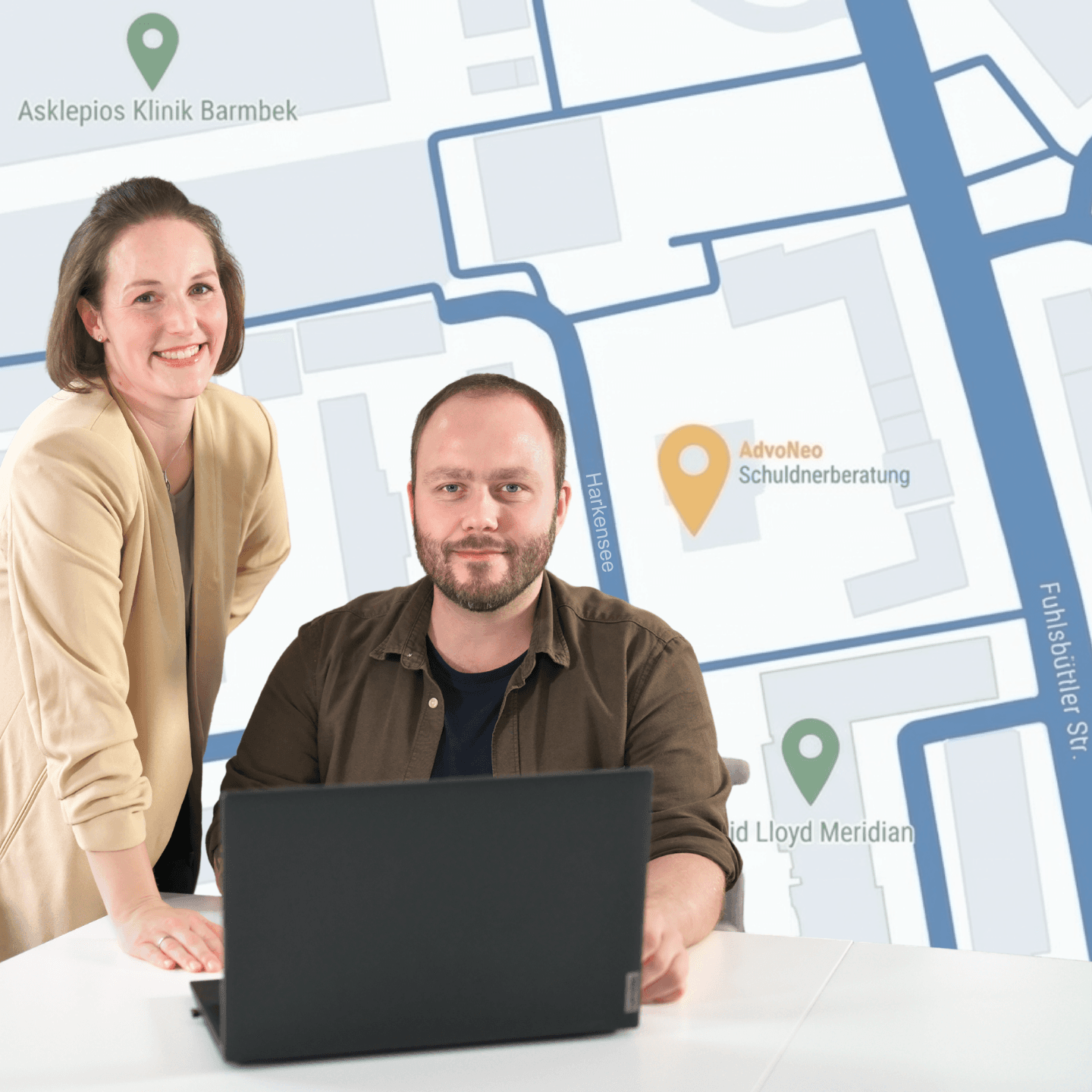 Zwei AdvoNeo Mitarbeiter lachen in die Kamera. Im Hintergrund ist eine Karte, die den Standort in Hamburg-Barmbek zeigt