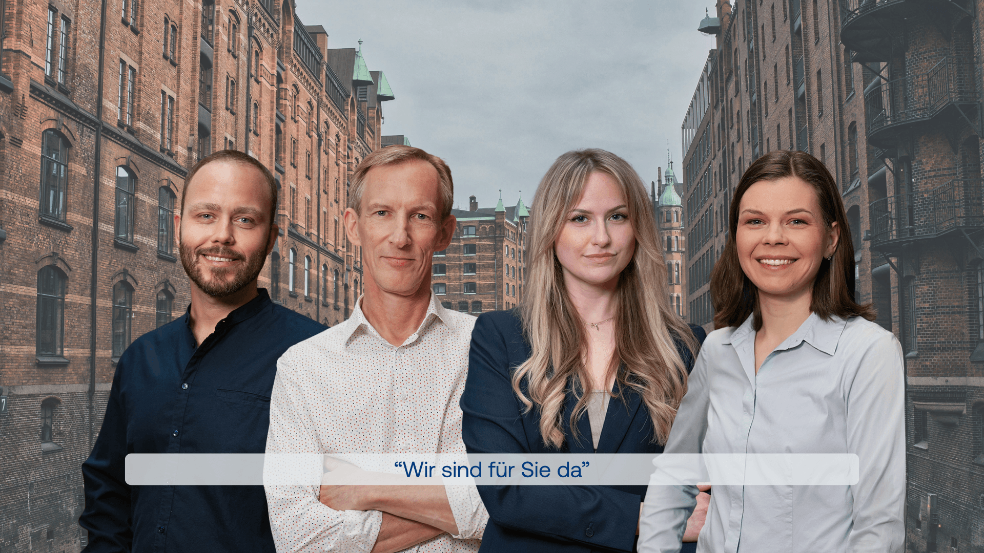 AdvoNeo Mitarbeiter stehen vor Speicherstadt