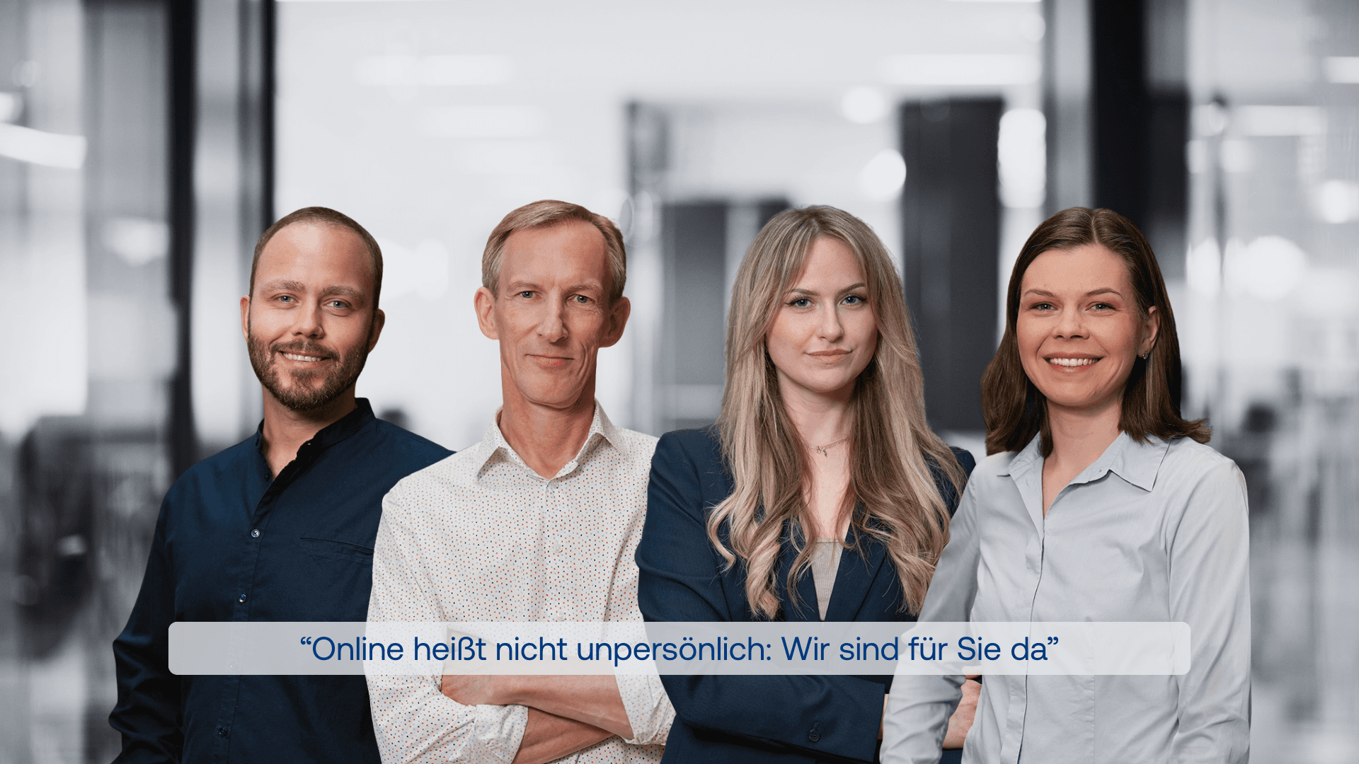 AdvoNeo Mitarbeiter lächeln in die Kamera