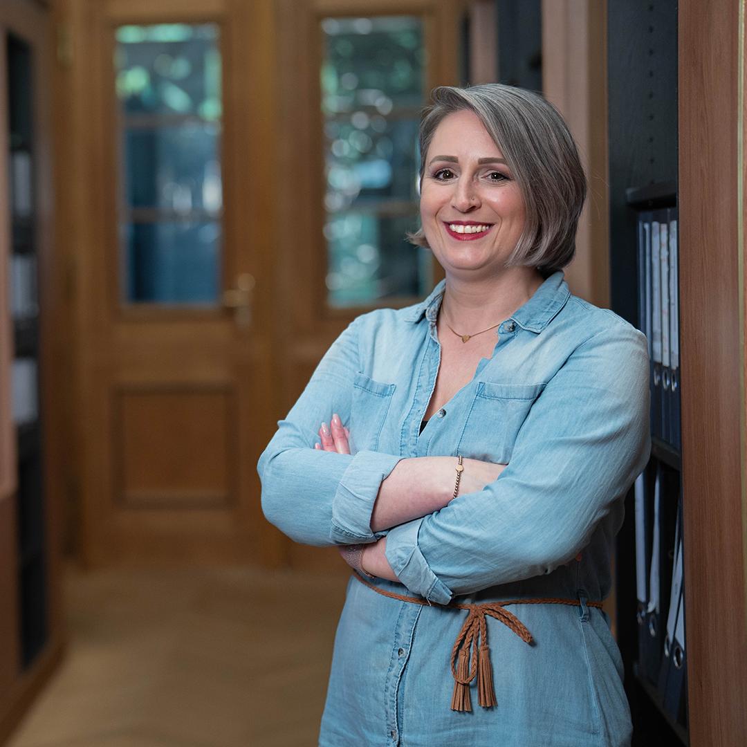 Foto AdvoNeo Mitarbeiterin Frau Boothby