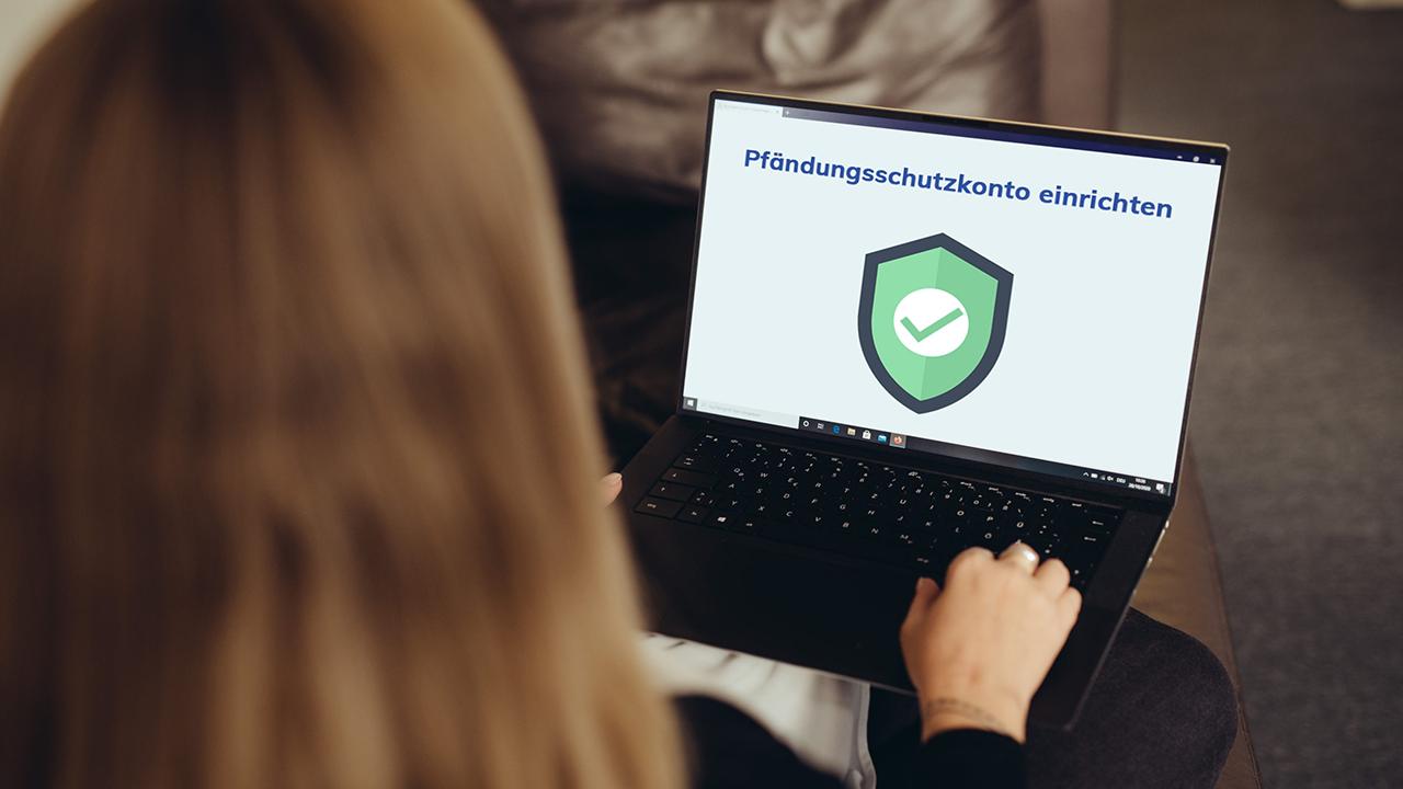 Pfändungsschutzkonto einrichten und Pflegegeld schützen - Frau mit Laptop