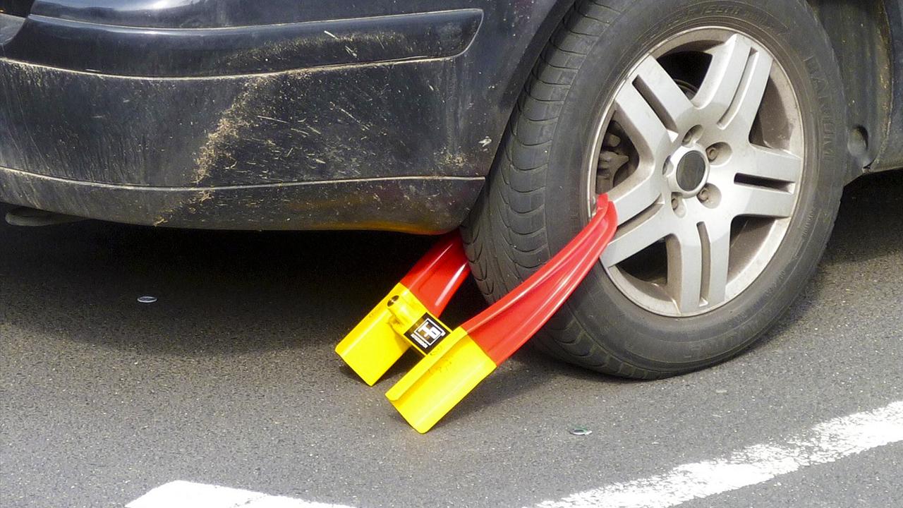 Autoreifen mit Parkkralle: Bei Schulden kann es zur Pfändung des Autos kommen