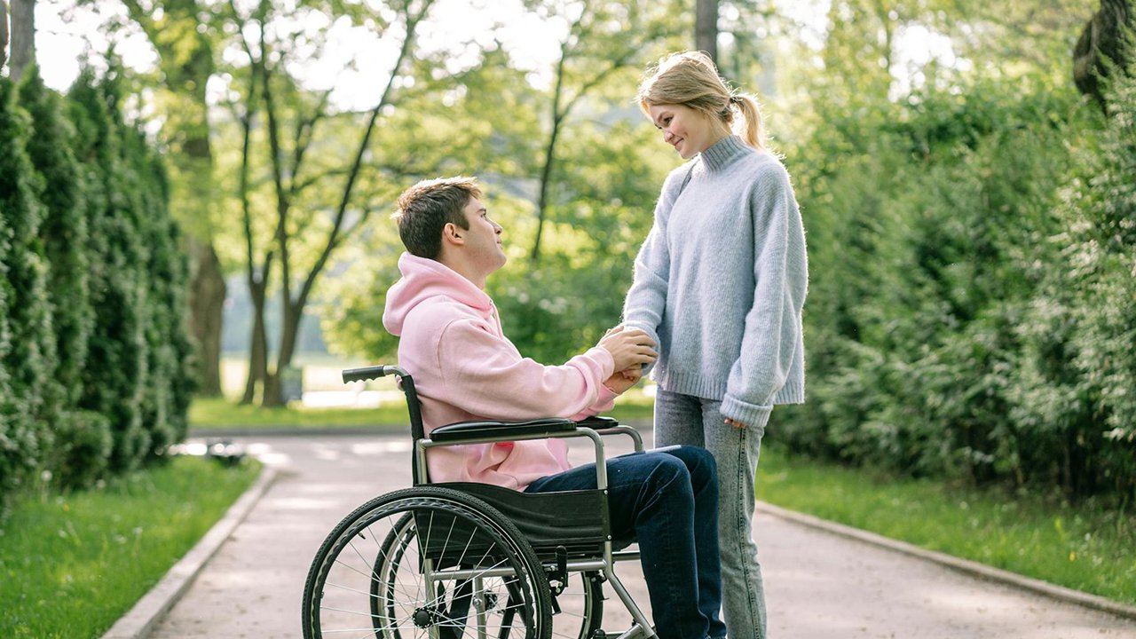 Ist Pflegegeld pfändbar? - Rollstuhlfahrer mit pflegender Angehöriger