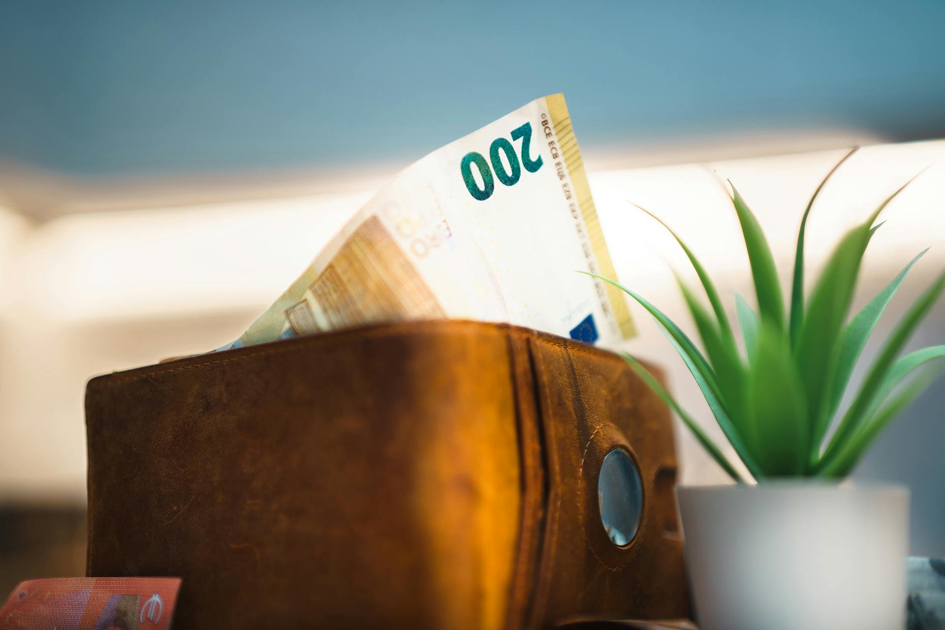 Symbolbild Geld Schulden Pfändung Portemonnaie - AdvoNeo hilft bei Schulden