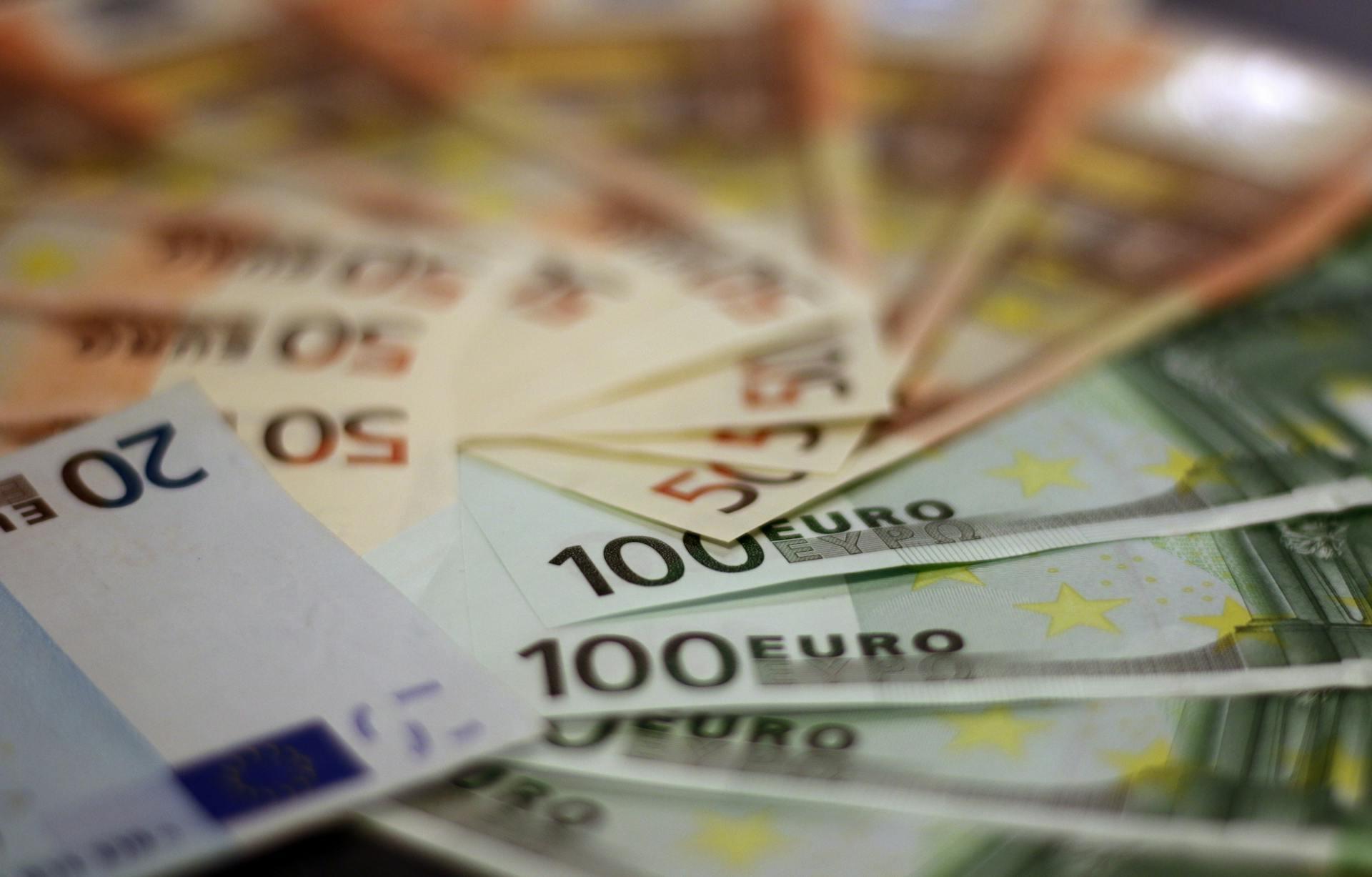 Symbolbild Geldscheine Euro Schulden Pfändung - AdvoNeo hilft bei Schulden