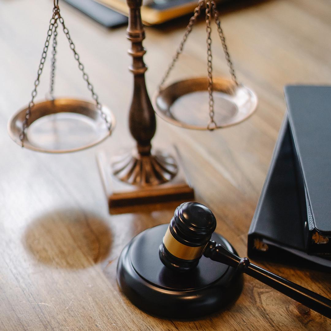 Gerichtliches Verfahren Zwangsvollstreckung_Hammer und Waage