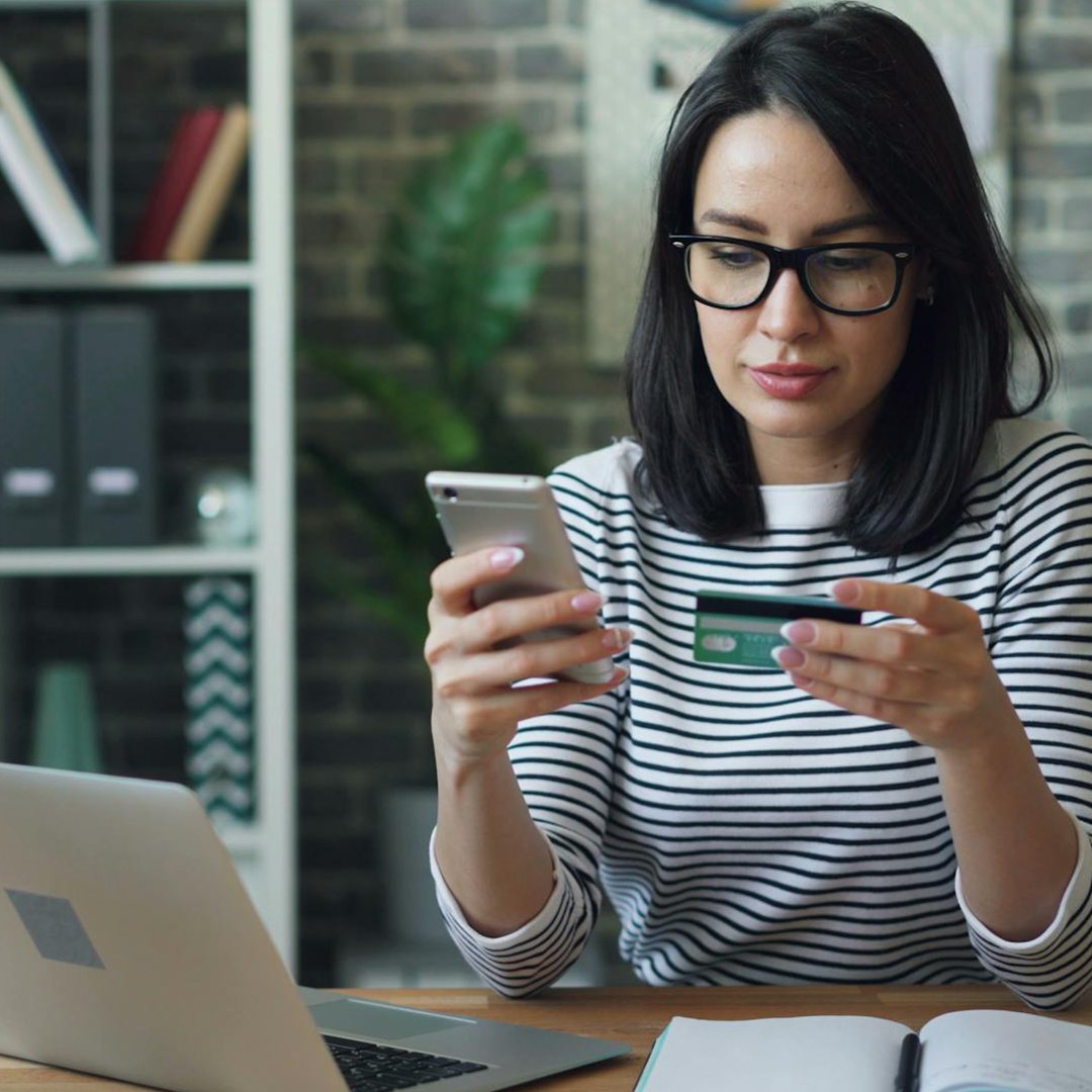 Kredit für Schulden Frau Onlinebanking Laptop Kreditkarte